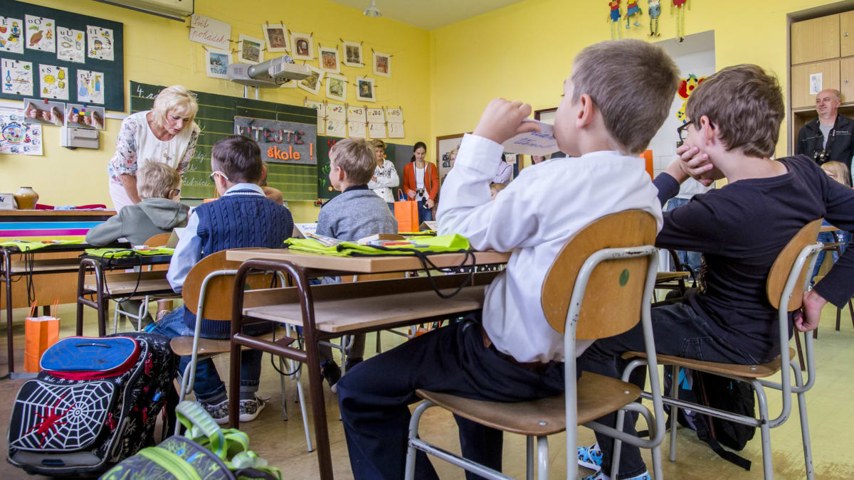 Podle Michala Černého, prezidenta Asociace ředitelů základních škol, by bylo lepší, kdyby se první i druhé ročníky do lavic vrátily najednou.