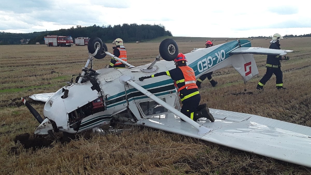 Dvoumístné motorové letadlo dnes u Bořitova na Blanensku naletělo při manévru do drátů vysokého napětí.