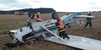 Letecká nehoda u Bořitova. Malé letadlo skončilo v poli na zádech, dva lidé zraněni