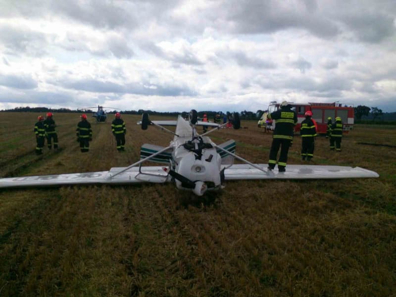 Dvoumístné motorové letadlo dnes u Bořitova na Blanensku naletělo při manévru do drátů vysokého napětí.