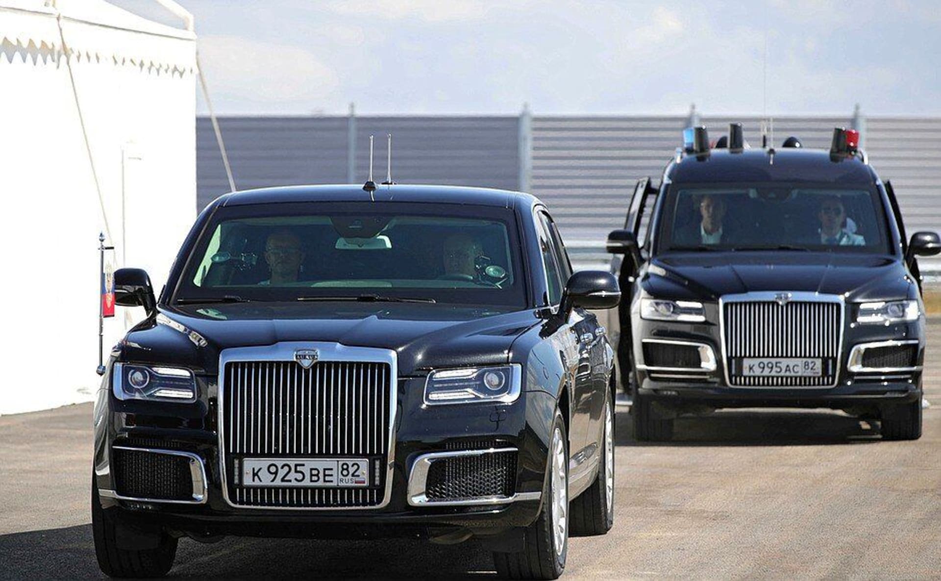 Ruský prezident při otevření nového úseku dálnice Tavrida na Krymu. Pancéřovanou limuzínu řídil on sám.