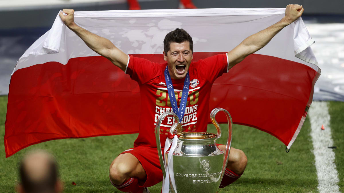 Robert Lewandowski se raduje ze životního úspěchu, když 22. srpna 2020 vyhrál se svým německým klubem Bayern Mnichov fotbalovou Ligu mistrů.