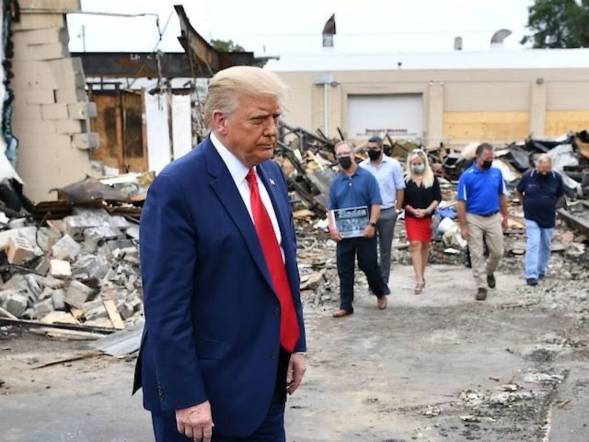 Americký prezident Donald Trump si v úterý prohlédl obchody zničené při protiamerických nepokojích v Kenoshe. 