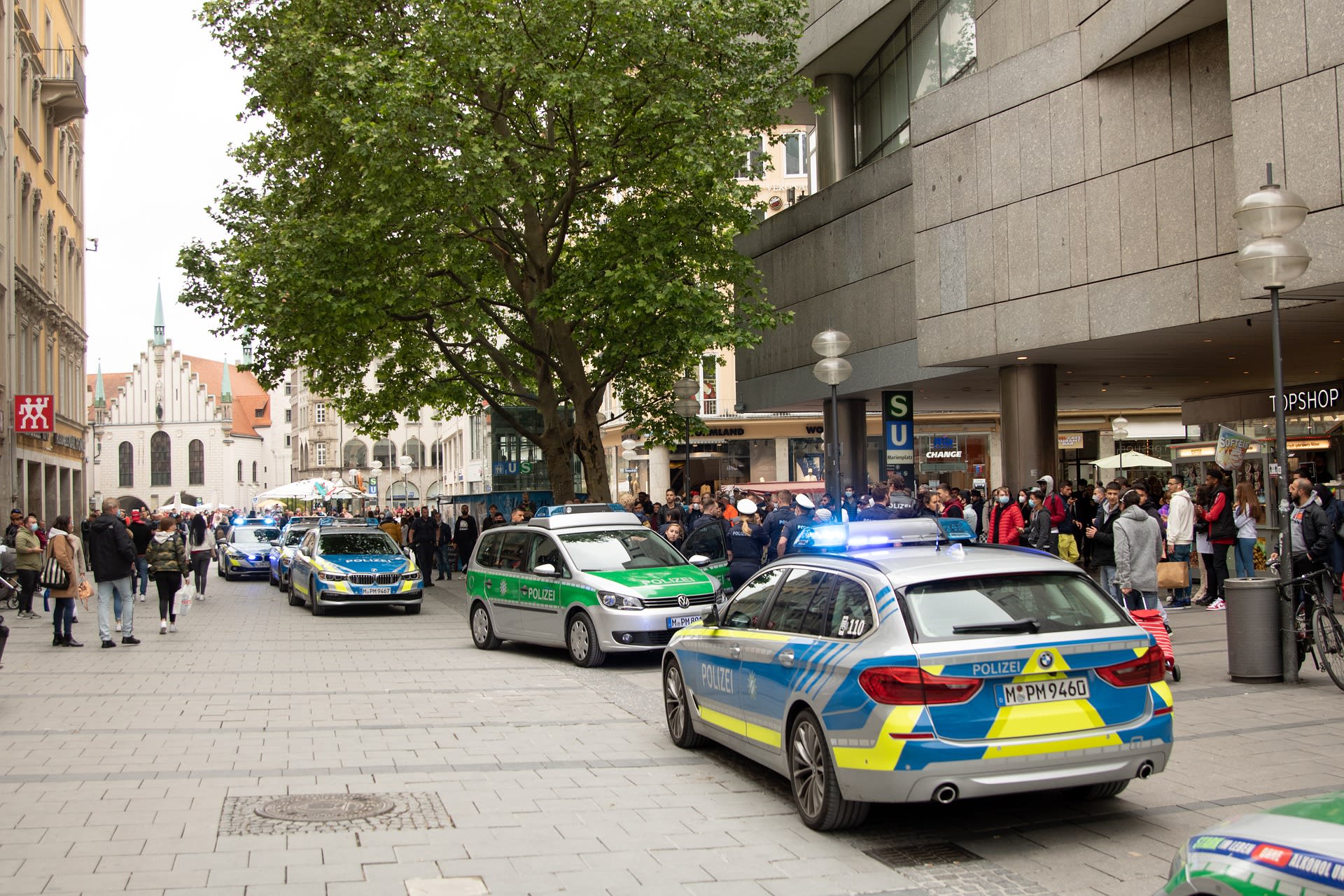 Muž v Mnichově popadl chlapce a skočil s ním pod auto. 