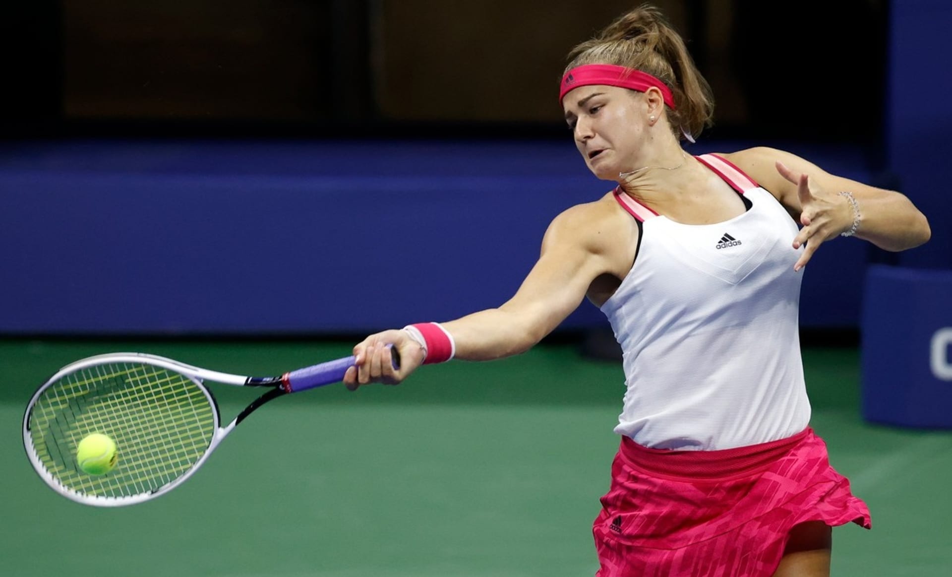 Karolína Muchová zaválela v prvním kole US Open v zápase proti Venus Williamsové. Už předtím se blýskla hudebním výkonem.