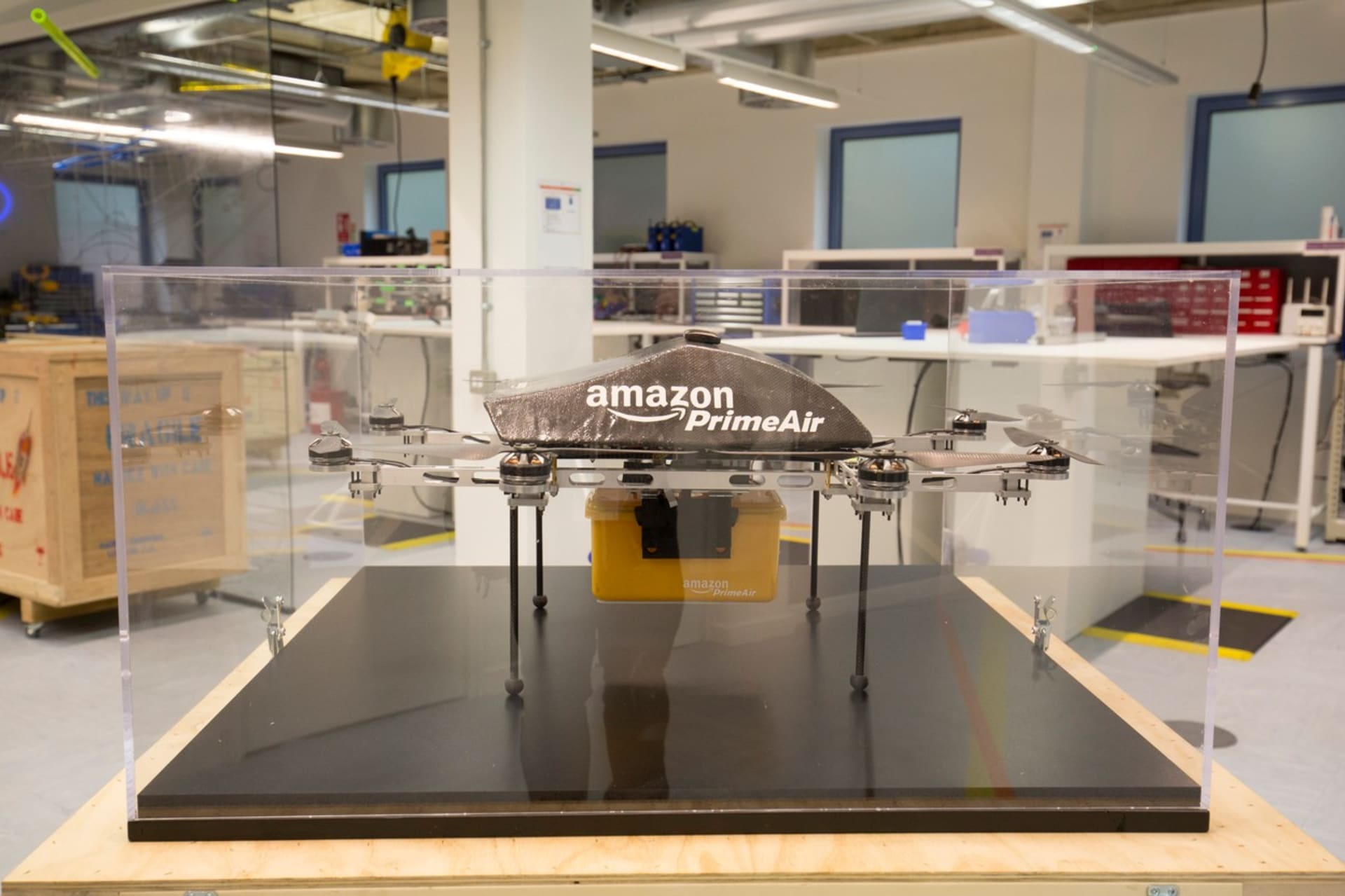 Jeden z dronů flotily Prime Air, doručovatelské služby Amazonu