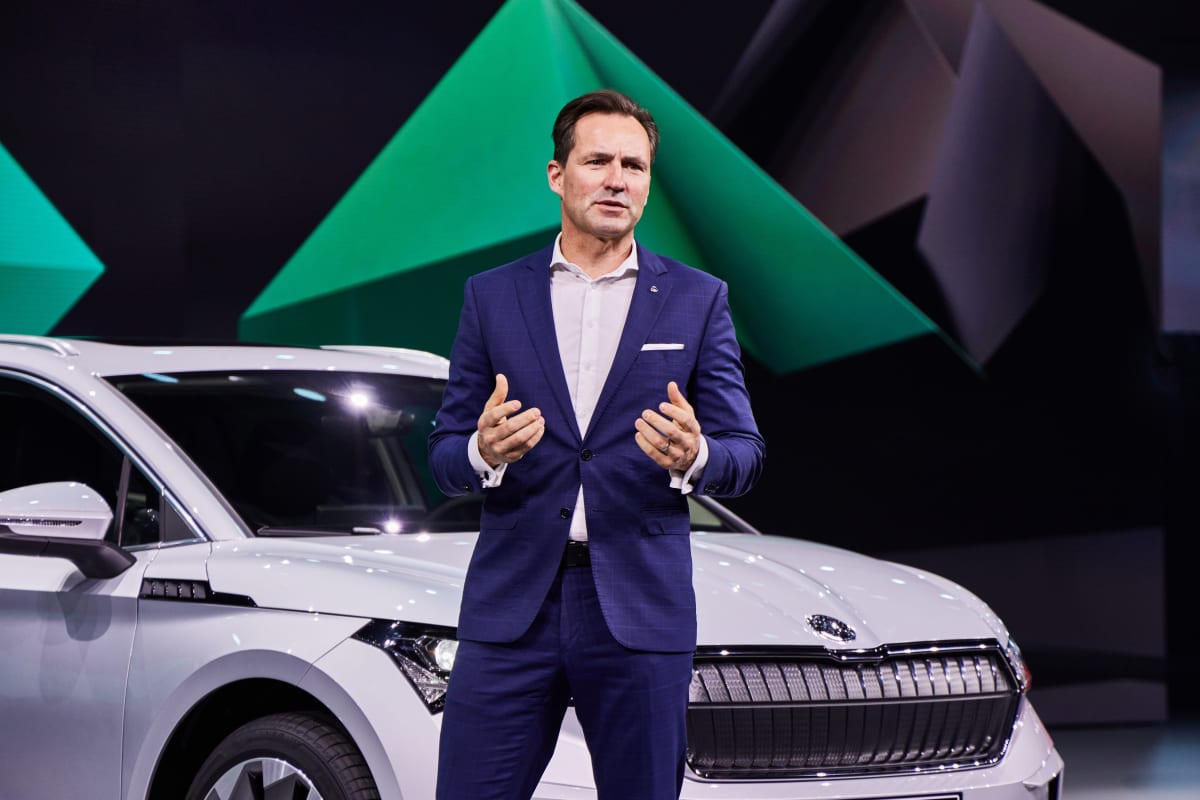 Šéf mladoboleslavské Škody Auto Thomas Schäfer má důvod k radosti. Škoda Enyaq je osmým nejprodávanějším elektromobilem v Evropě.