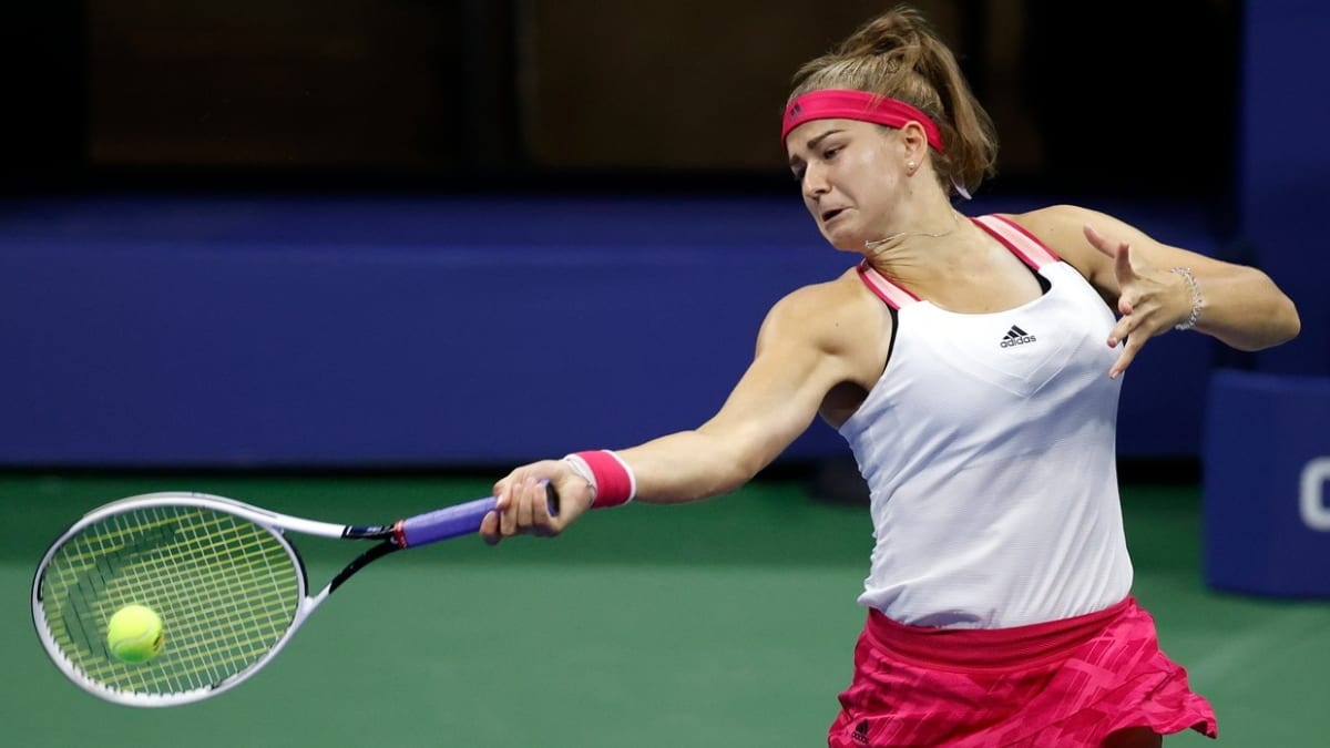 Karolína Muchová zaválela v prvním kole US Open v zápase proti Venus Williamsové. Už předtím se blýskla hudebním výkonem.