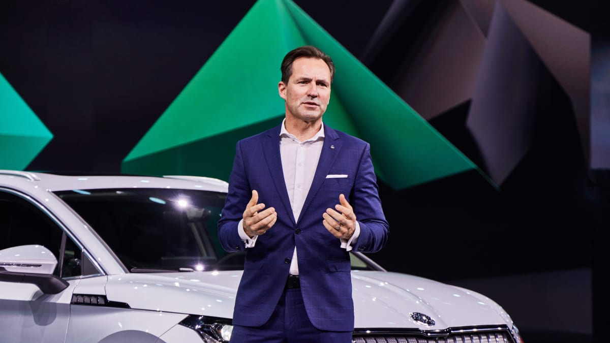 Šéf mladoboleslavské Škody Auto Thomas Schäfer má důvod k radosti. Škoda Enyaq je osmým nejprodávanějším elektromobilem v Evropě.