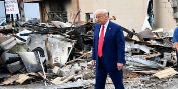 Trump navštívil vypálené obchody v Kenoshe. Národní garda mohla ničení zabránit, řekl