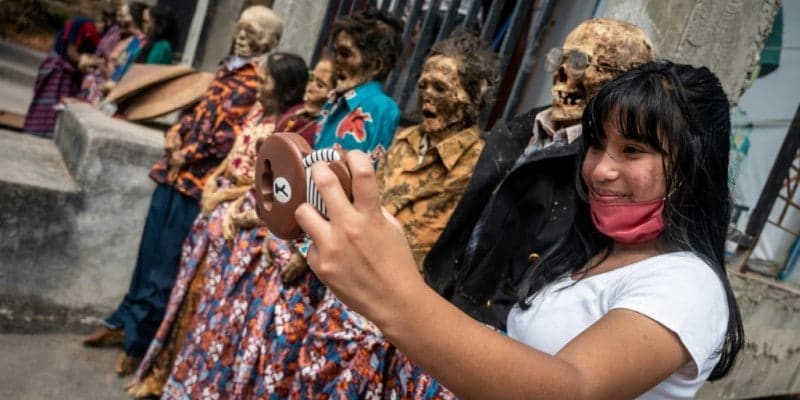 Netradiční rituál uctívání mrtvých na Celebesu