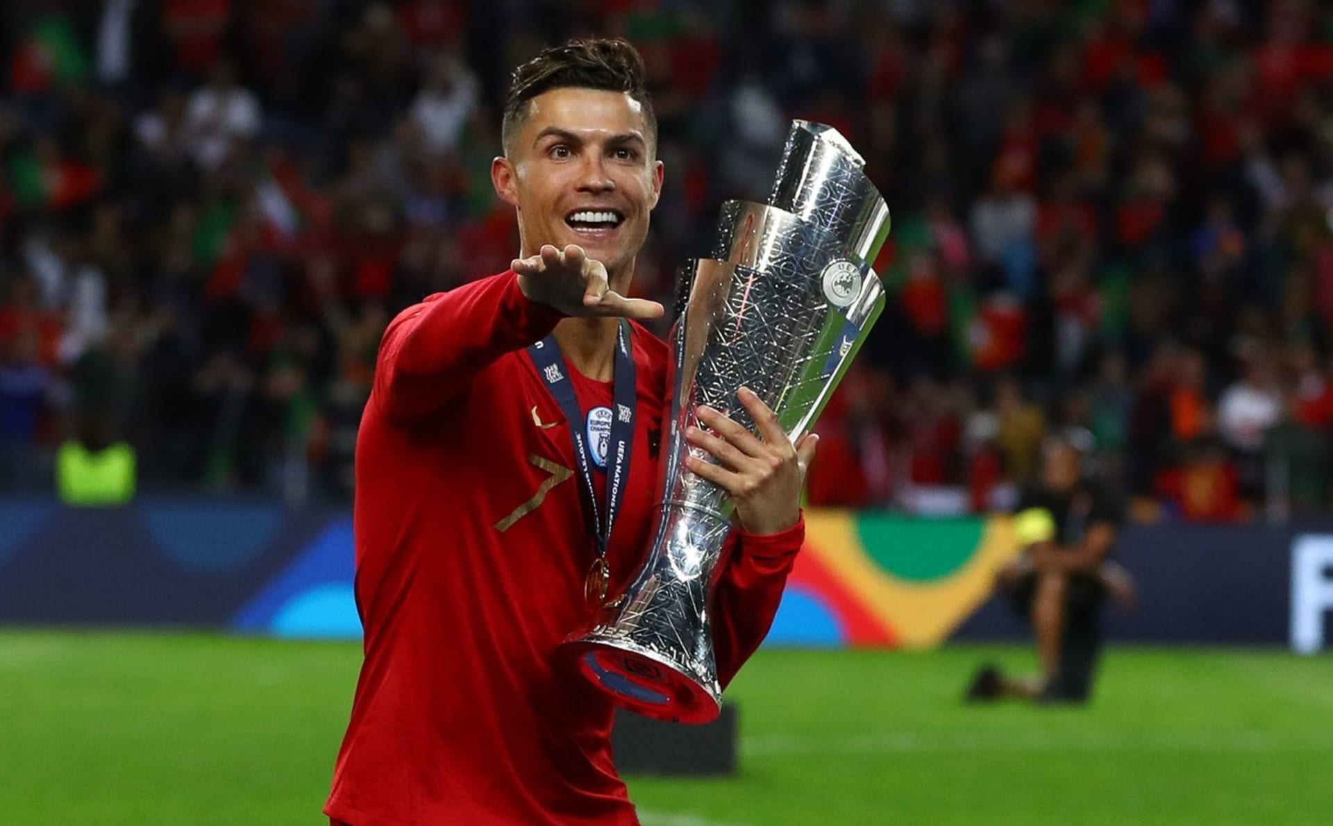 Kapitán portugalské fotbalové reprezentace Cristiano Ronaldo se raduje s pohárem pro vítěze prvního ročníku Ligy národů 2018–⁠2019. Portugalci loni porazili ve finále Nizozemce 1:0.