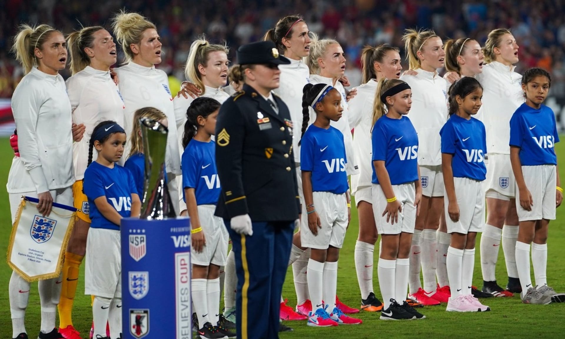 Anglické fotbalové reprezentantky patří mezi úzkou skupinu ženských týmů, které dostávají stejné peníze jako muži.