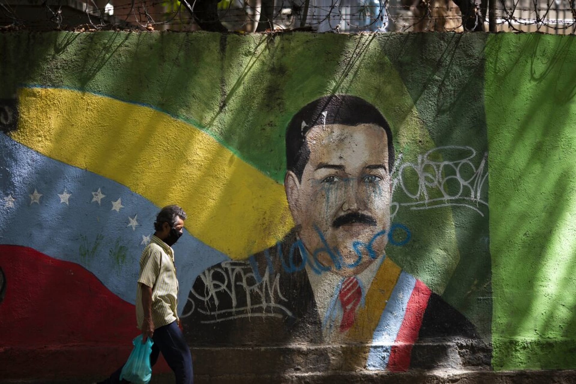 Obraz prezidenta Nicoláse Madura na jedné ze zdí v Caracasu