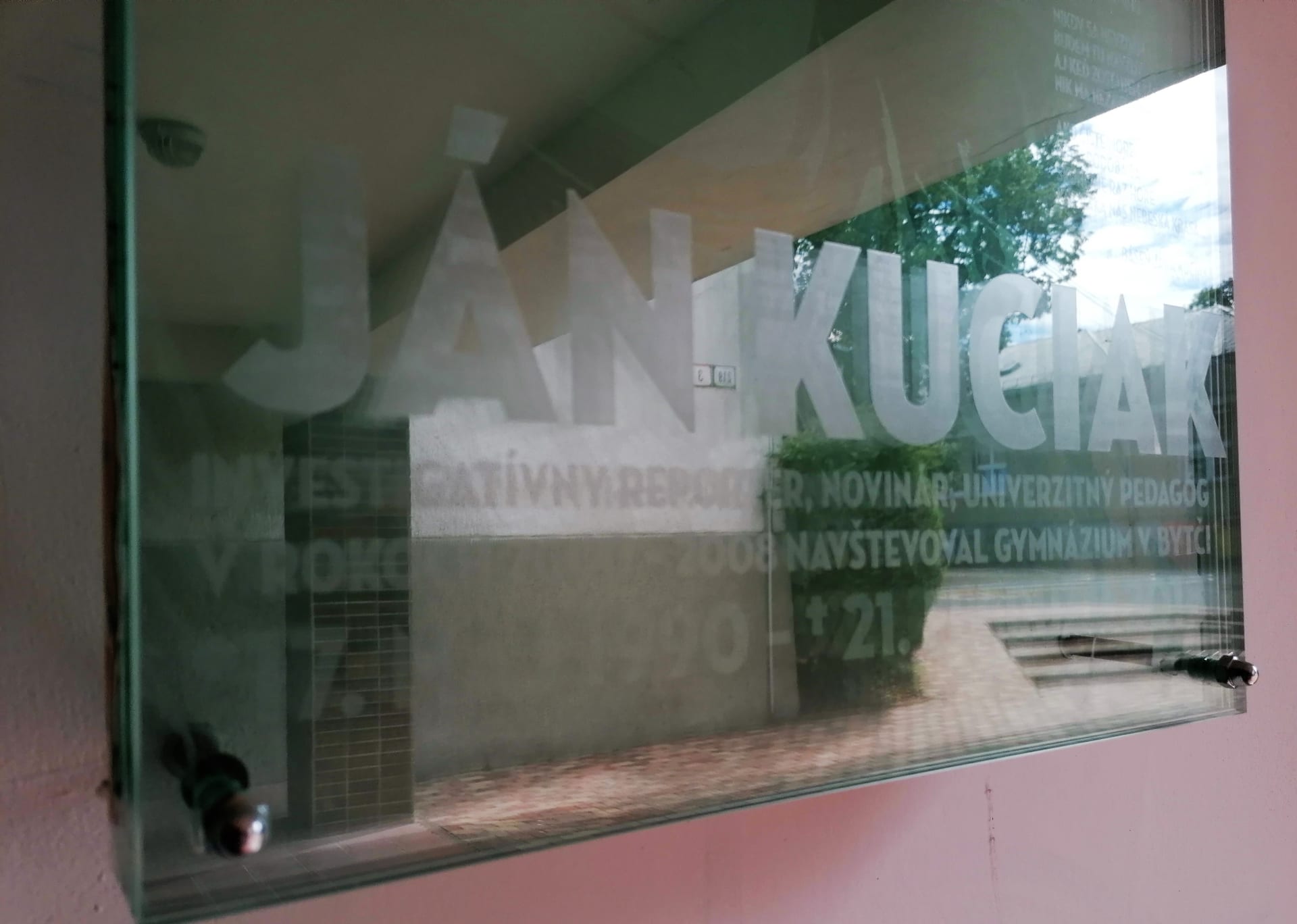 Pamětní deska Jána Kuciaka na gymnáziu v Bytči