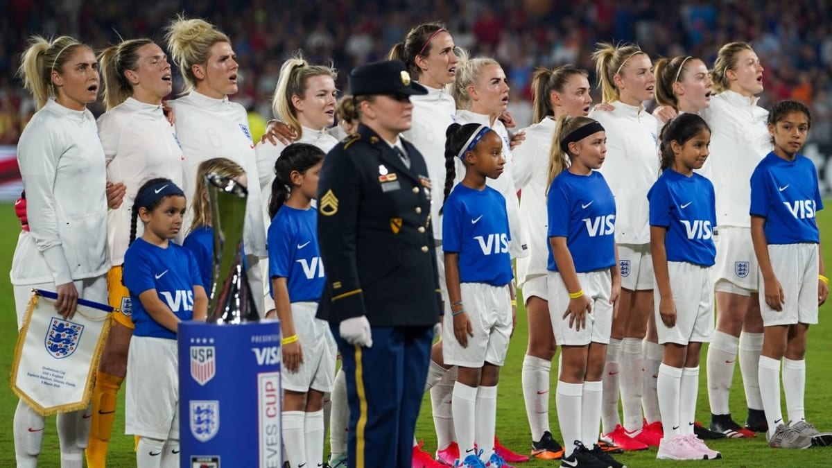 Anglické fotbalové reprezentantky patří mezi úzkou skupinu ženských týmů, které dostávají stejné peníze jako muži.