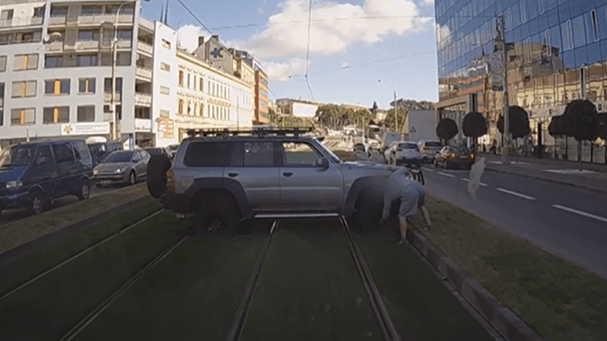 Řidič zničil tramvajový pás