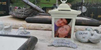 Reportáž: S rozsudkem u hrobu Jána Kuciaka ve Štiavniku. Nezájem i údiv sousedů 
