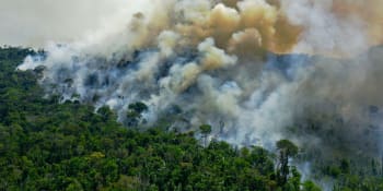 Hoří, nebo nehoří? Amazonské pralesy jsou znovu v plamenech, Bolsonaro to popírá