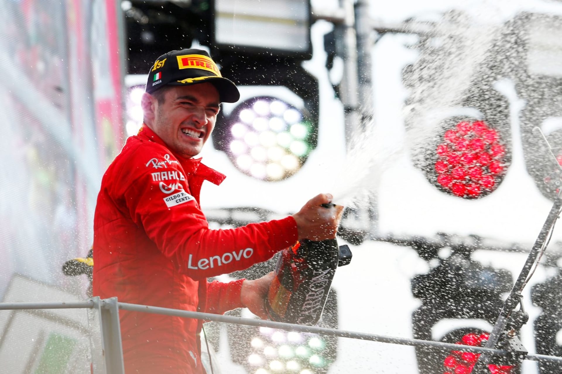 Takto Charles Leclerc loni v Monze slavil své premiérové vítězství v F1