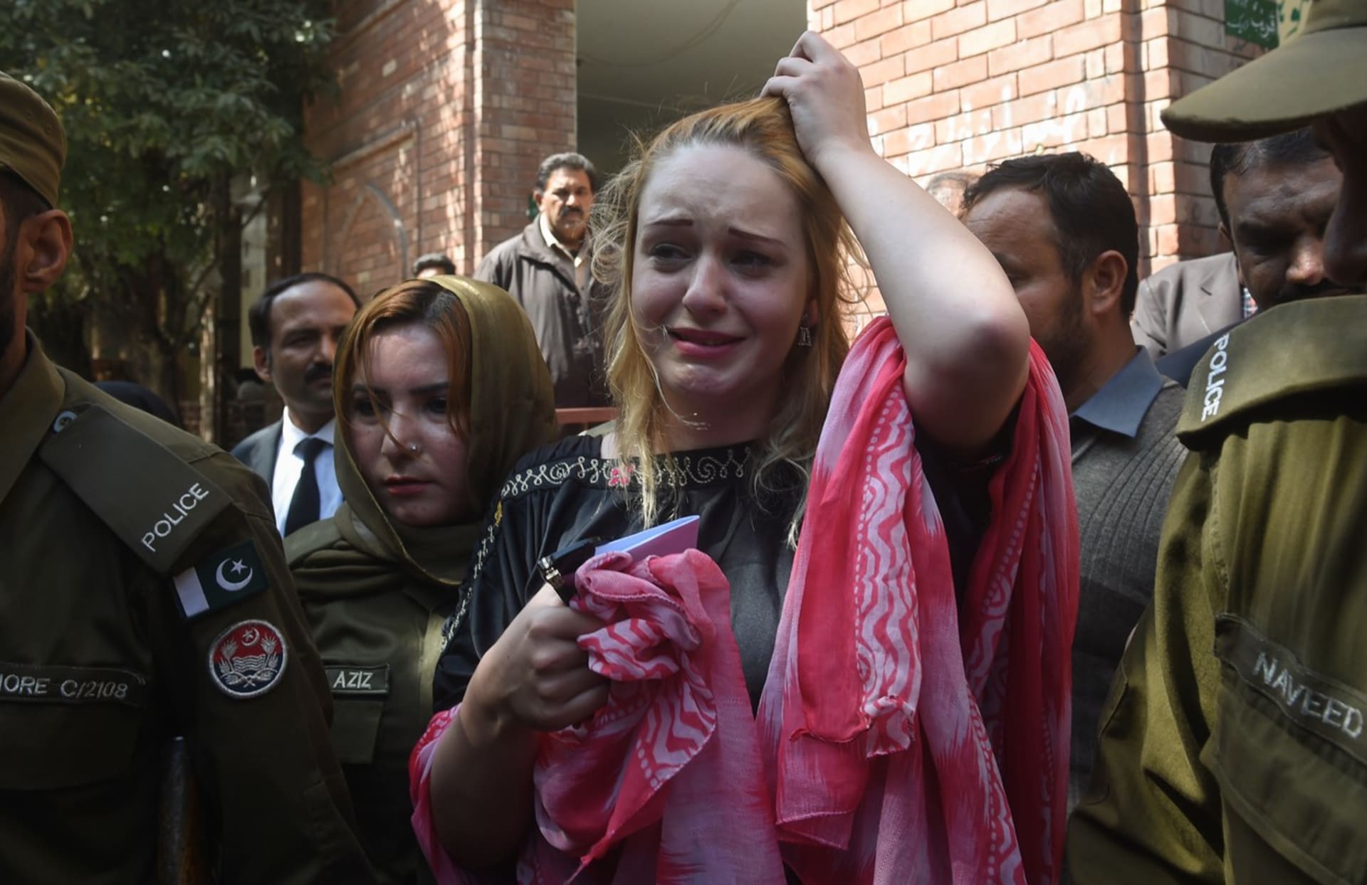 Tereza Hlůšková před soudem v Pákistánu. 