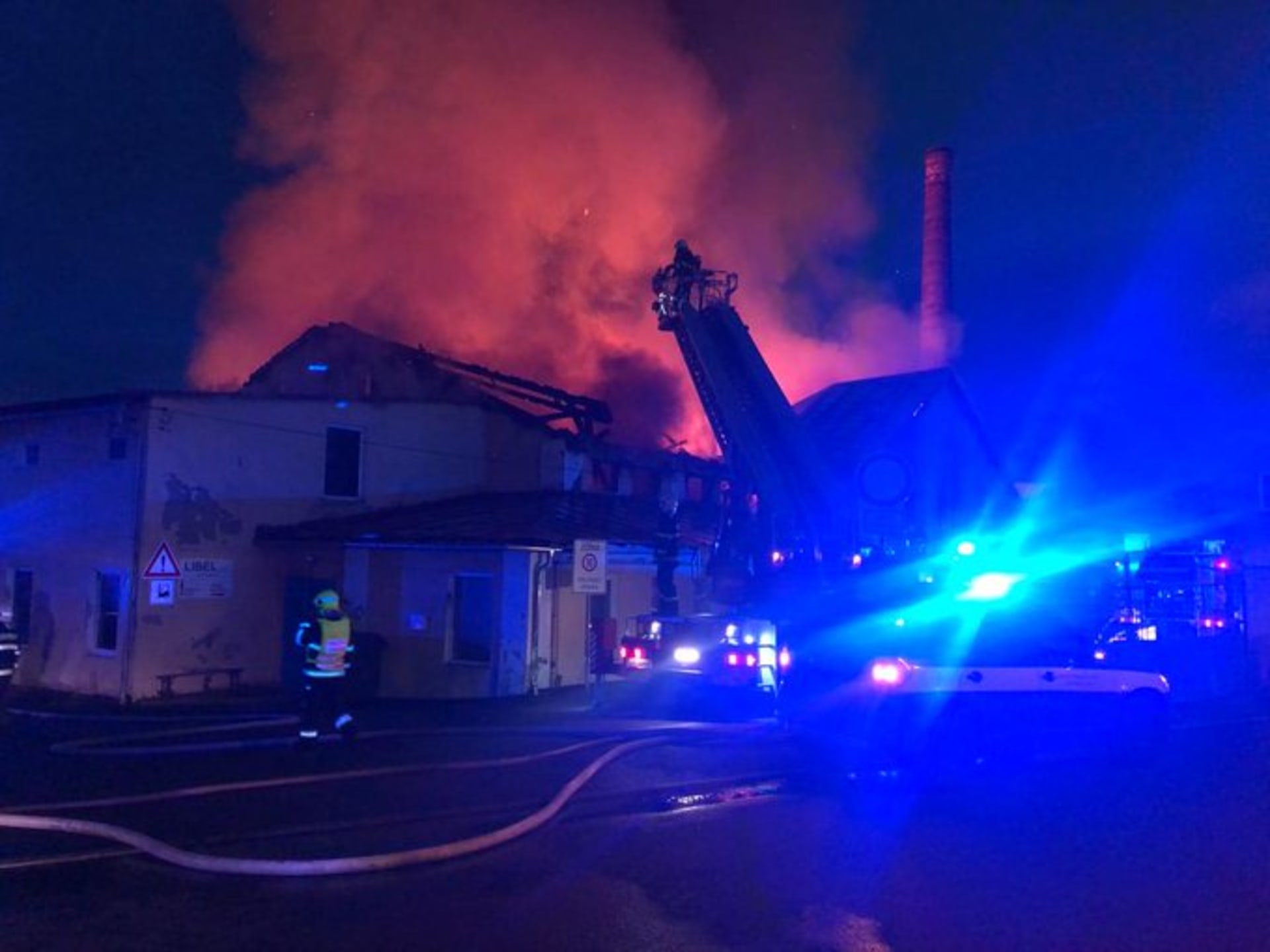 Požár haly s papírem v Košťanech na Teplicku (foto: HZS Ústeckého kraje)