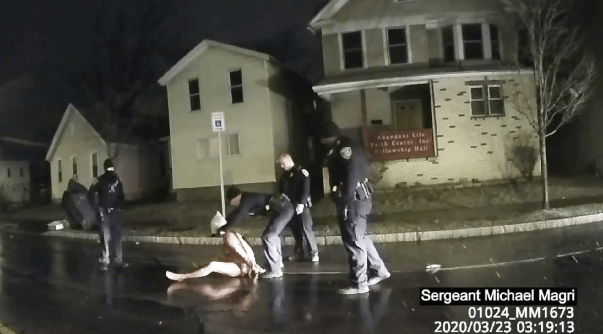 Záběr z policejní kamery při zadržování Daniela Prudea v americkém Rochesteru.