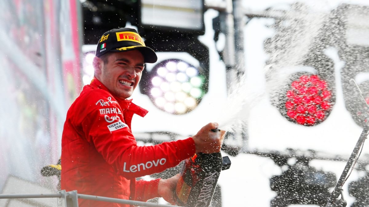 Takto Charles Leclerc loni v Monze slavil své premiérové vítězství v F1