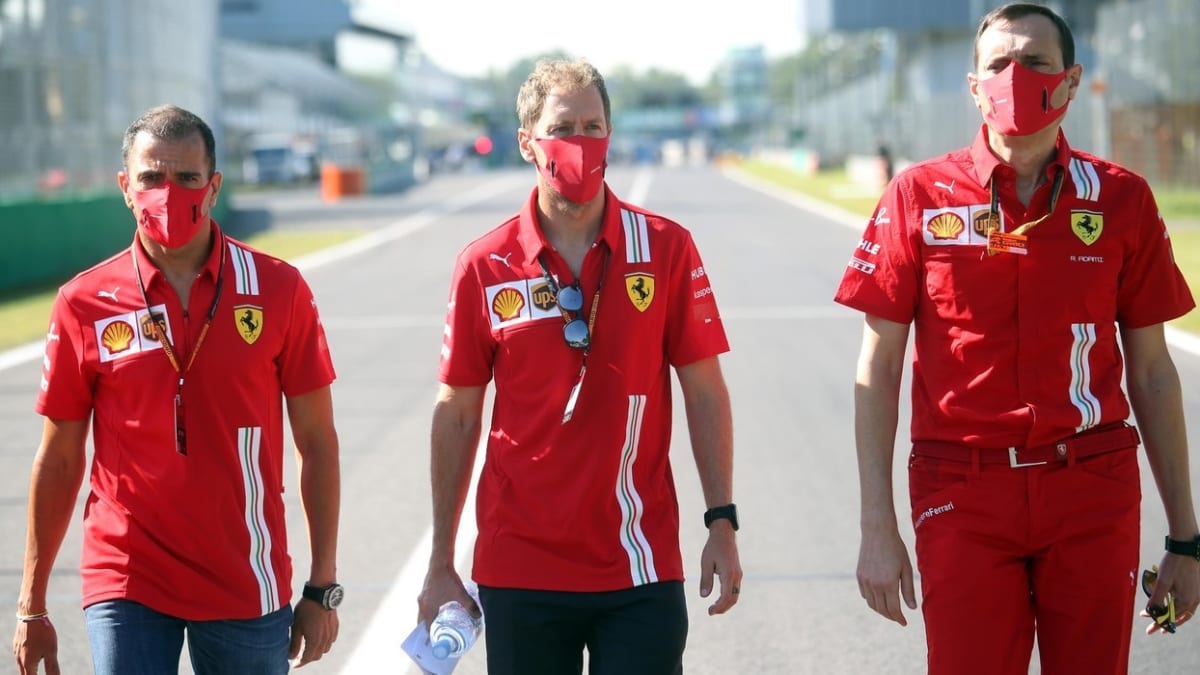 Rok 2020 je optikou Ferrari skutečně hororový. Sebastian Vettel (na obrázku uprostřed) ani jeho týmový kolega Charles Leclerc nemají k dispozici rychlé vozy.