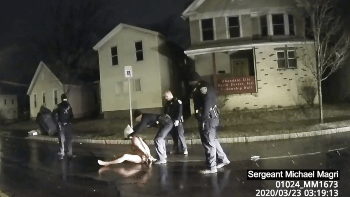 Záběr z policejní kamery při zadržování Daniela Prudea v americkém Rochesteru.
