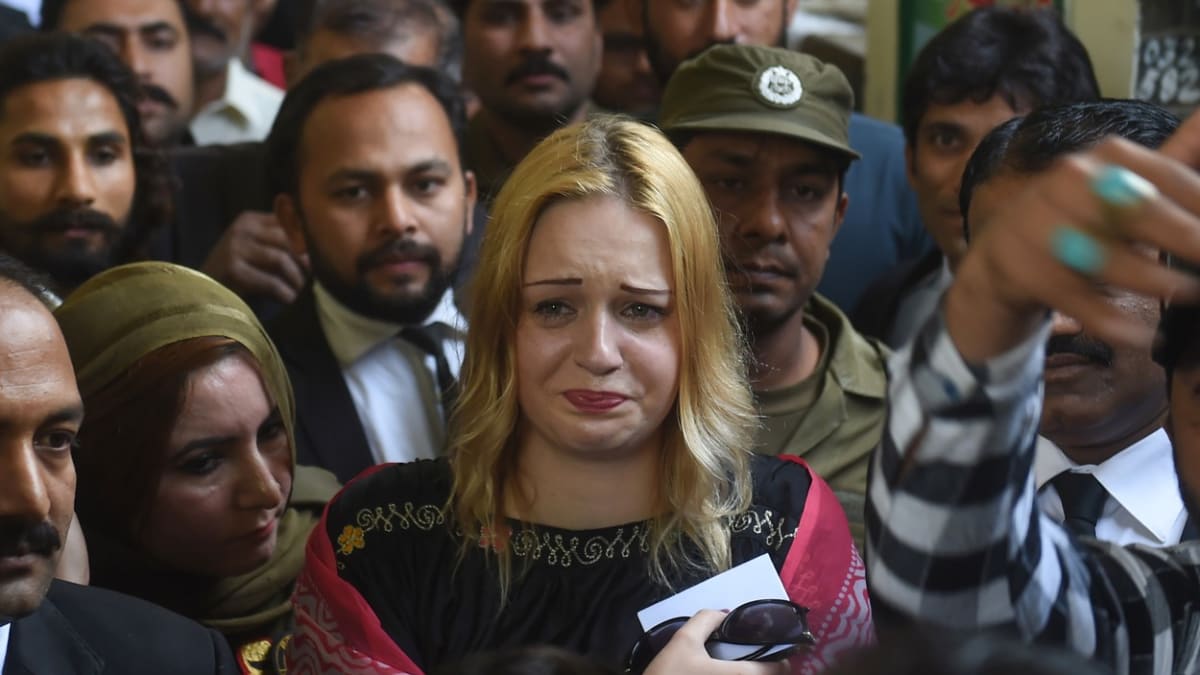Tereza Hlůšková se po rozsudku neubránila slzám. Měla si odsedět téměř devět let v pákistánské věznici. 