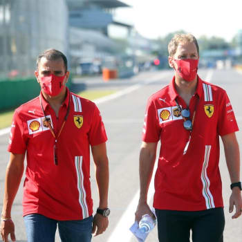Rok 2020 je optikou stáj formule 1 Ferrari skutečně hororovým. Sebastian Vettel (na obrázku uprostřed) ani jeho týmový kolega Charles Leclerc nemají k dispozici rychlé vozy.