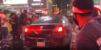 VIDEO: Auto v New Yorku si razilo cestu skrze demonstranty z Black Lives Matter