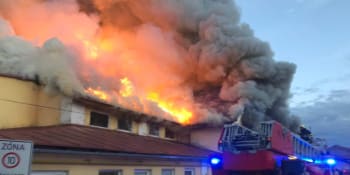 V Košťanech na Teplicku stále zasahují hasiči u hořící haly s papírem