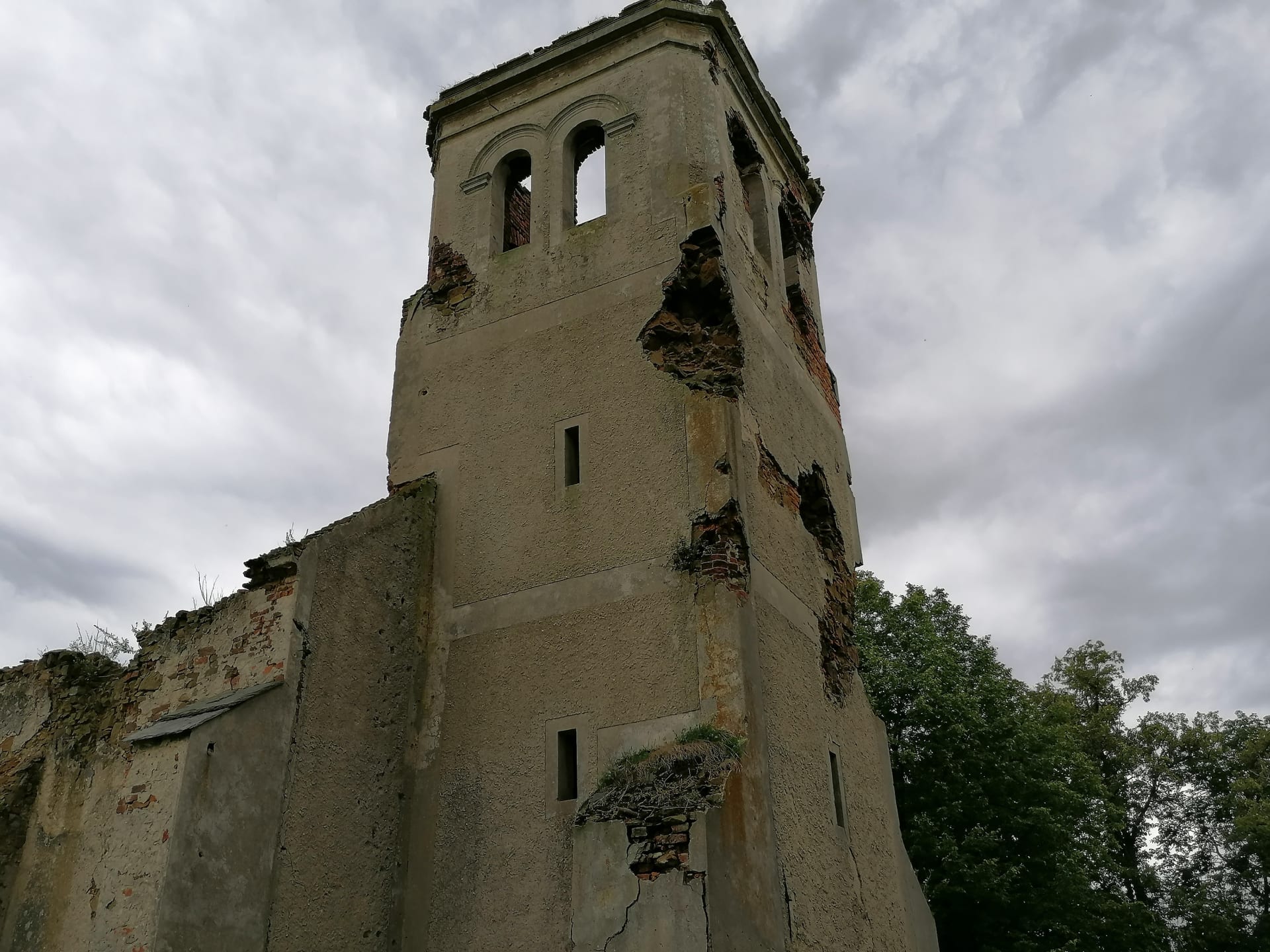 Nowa Cerekwia, na jaře 1945 rozstřílený kostel sv. Václava