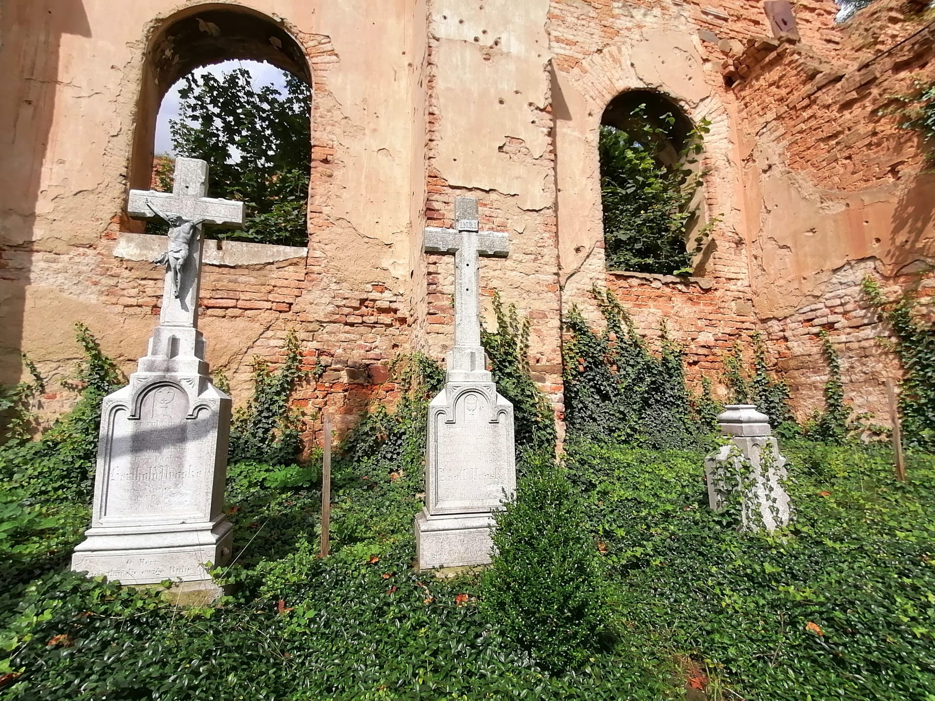 Wojnowice, rozvaliny kostela sv. Šimona a Judy Tadeáše