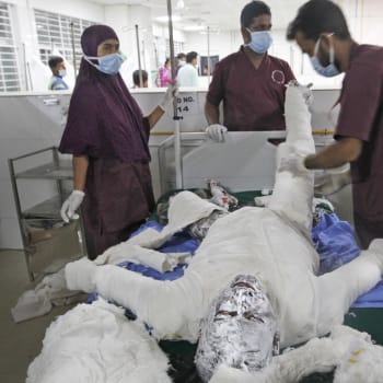 Výbuch plynu v mešitě v Bangladéši si vyžádal jedenáct obětí.