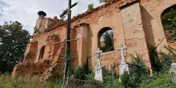 Rozstřílené kostely u českých hranic. Proč Poláci neopravují ruiny z roku 1945?