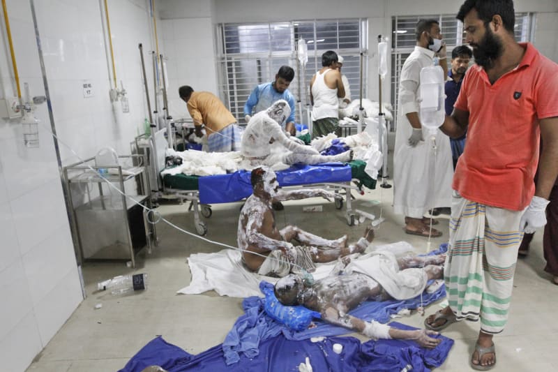 Dalších zhruba 40 lidí bylo převezeno do nemocnice. Někteří mají popáleniny až na 90 procentech těla.
