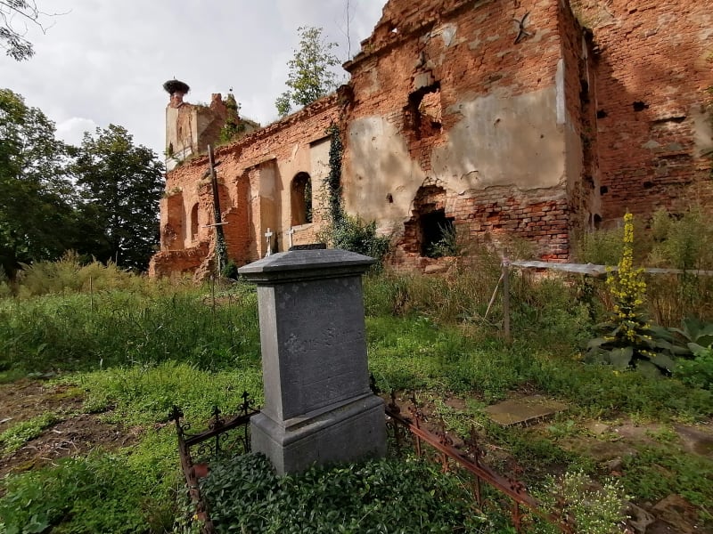 Wojnowice, ruiny kostela sv. Šimona a Judy Tadeáše, zničen byl při bojích v roce 1945.