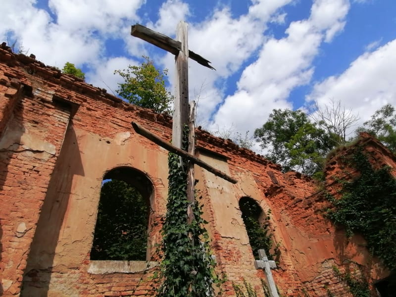 Wojnowice, ruiny kostela sv. Šimona a Judy, zničen byl při bojích v roce 1945.