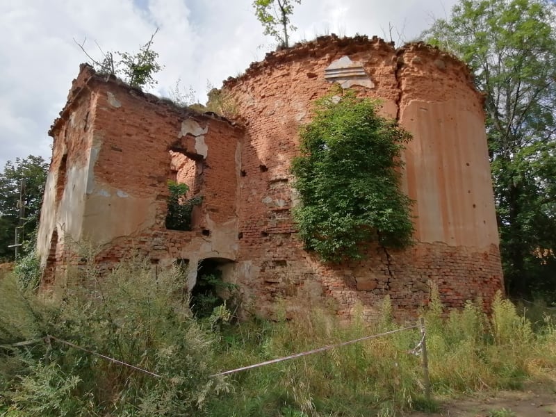 Wojnowice, trosky  kostela sv. Šimona a Judy Tadeáše, zničen byl při bojích v roce 1945