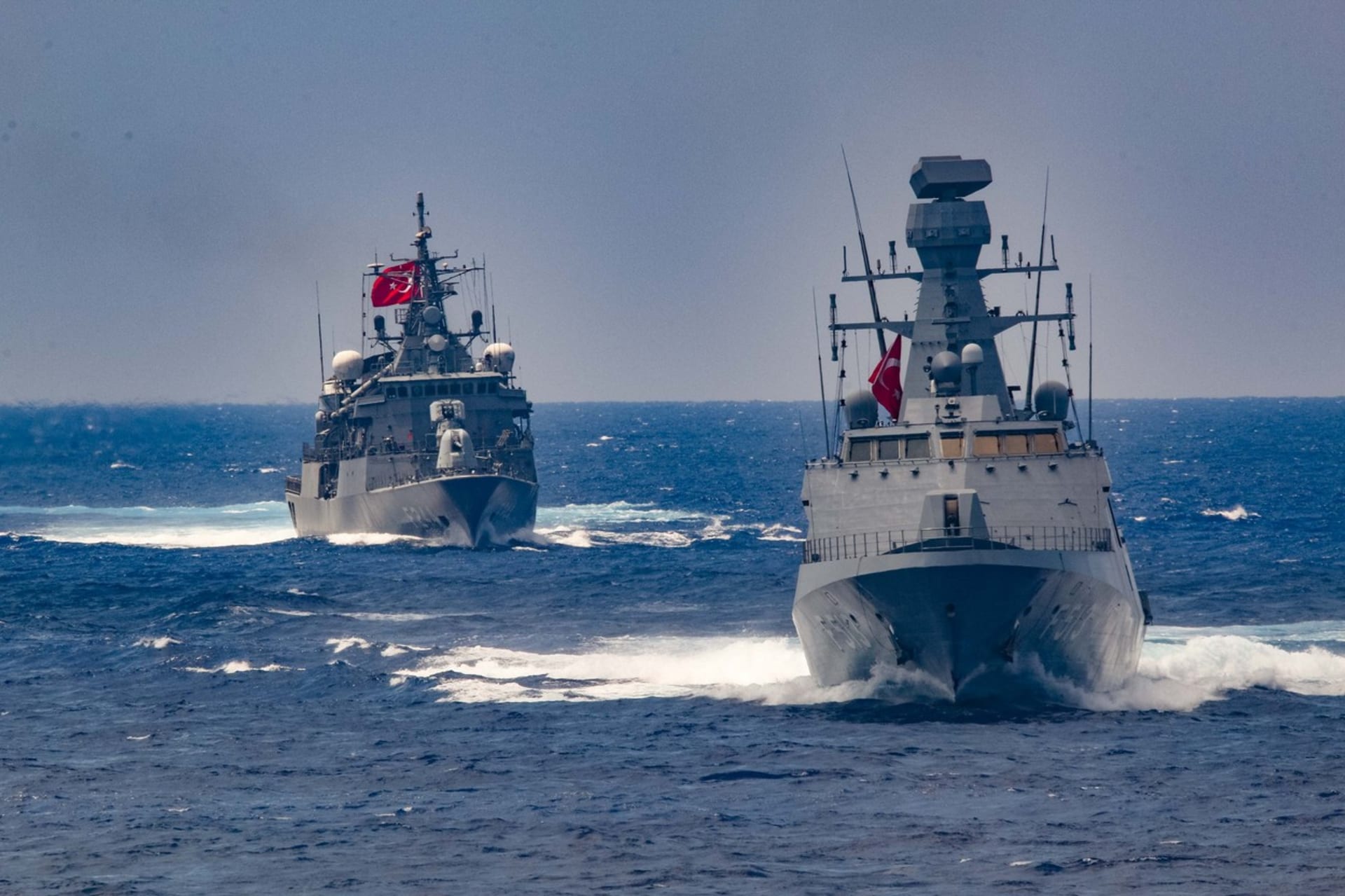 Moře k Kypru brázdí turecké válečné lodě. 