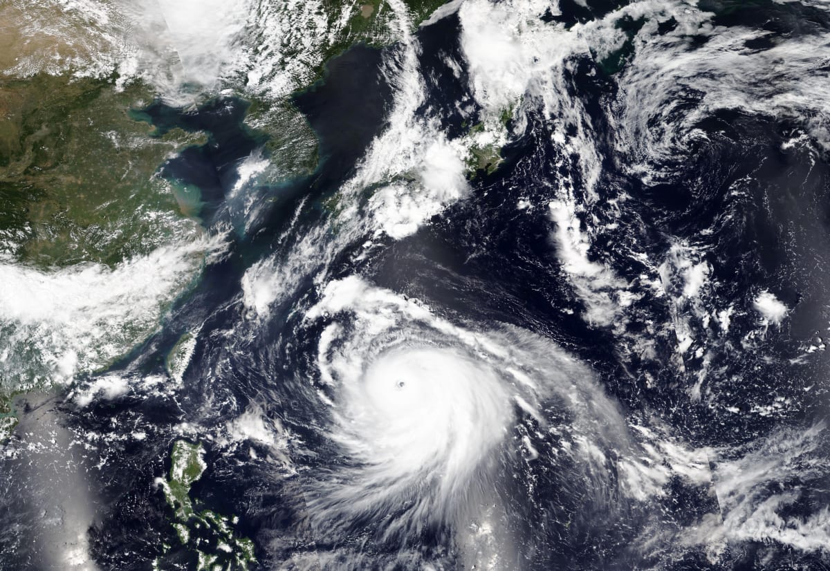 Hurikán Haishen s sebou podobně jako tajfun Maysak přináší silný déšť a ničivý vítr. 
