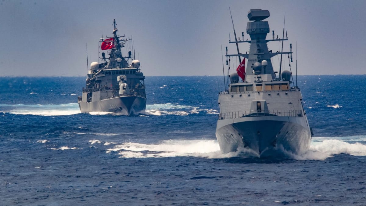 Moře k Kypru brázdí turecké válečné lodě. 