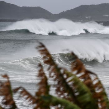 Silný vítr, déšť a obří vlny. Hurikán Heishen se blíží k Japonsku.