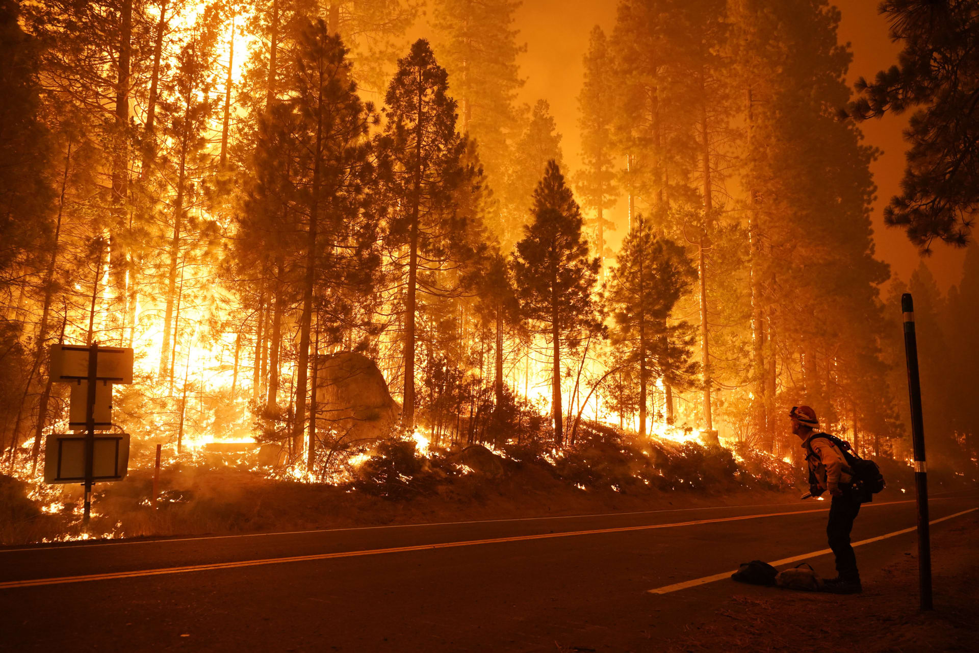 Okolní lesy zachvátil požár. Guvernér Gavin Newsom proto v pátek vyhlásil výjimečný stav. 