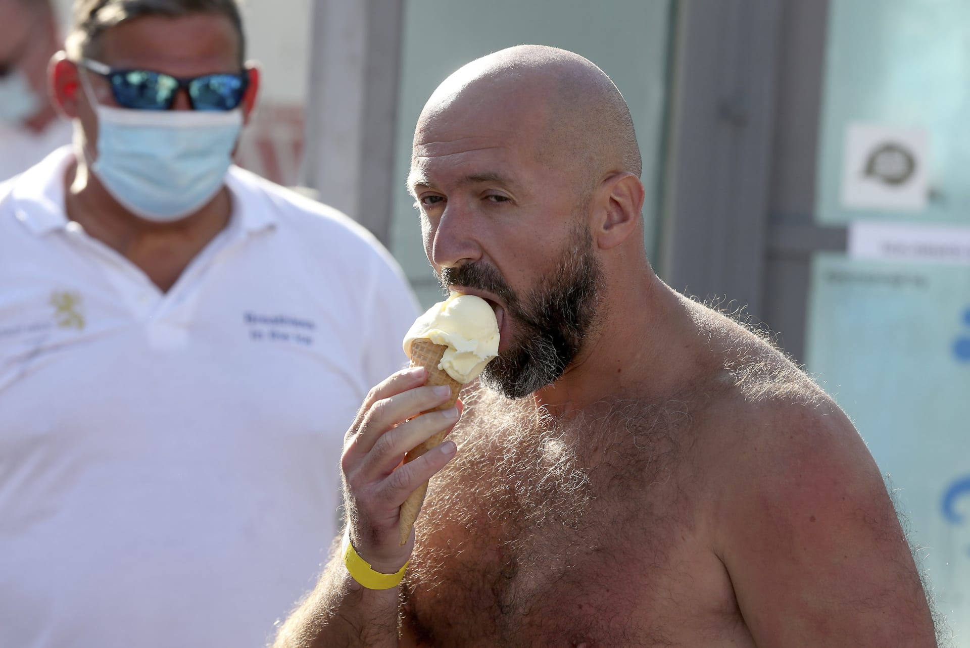 Josef Köberl si po překonání světového rekordu vychutnává zmrzlinu. 