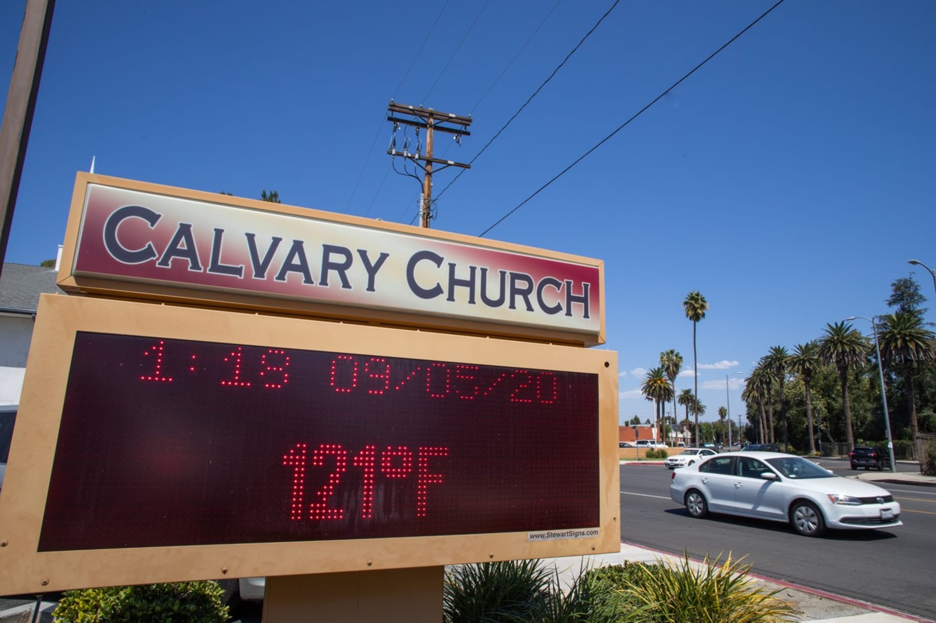 Teploměr ve Woodland Hills na předměstí Los Angeles ukazuje teplotu 121 stupňů Fahrenheita, v přepočtu 49,44 stupně Celsia. Jde o nejvyšší naměřenou teplotu ve městě.