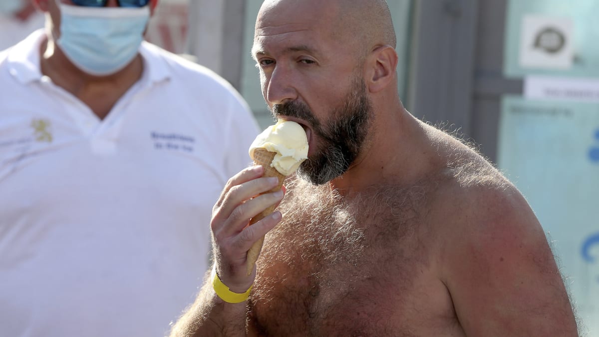 Josef Köberl si po překonání světového rekordu vychutnává zmrzlinu. 